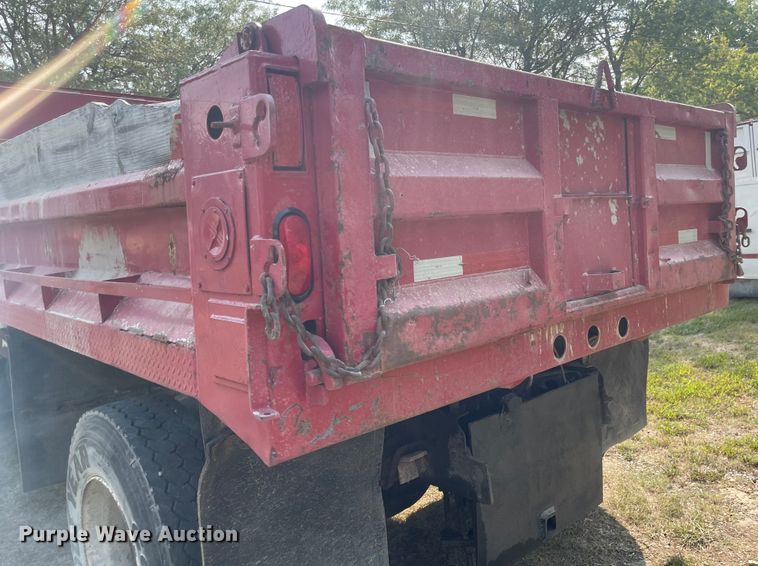 image for item MU9262 1998 International 4900  dump truck