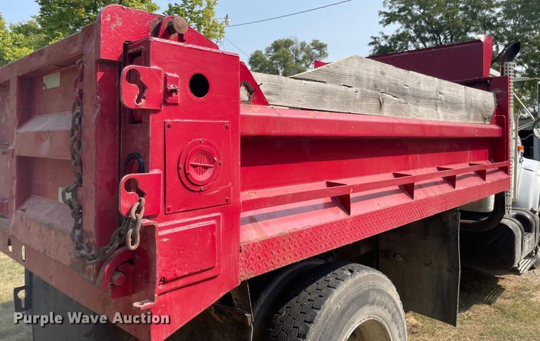 image for item MU9262 1998 International 4900  dump truck