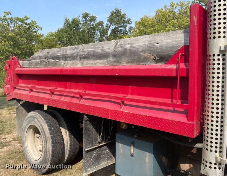 image for item MU9262 1998 International 4900  dump truck