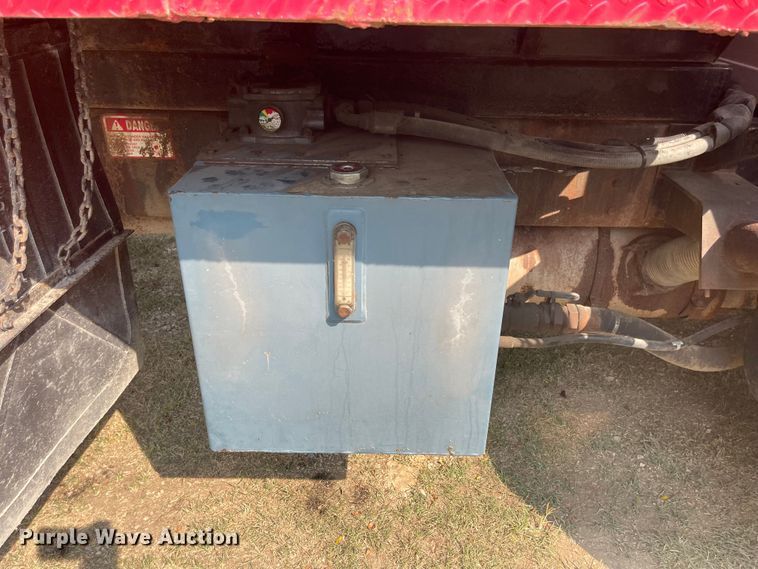 image for item MU9262 1998 International 4900  dump truck