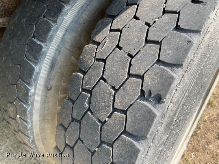 image for item MU9262 1998 International 4900  dump truck