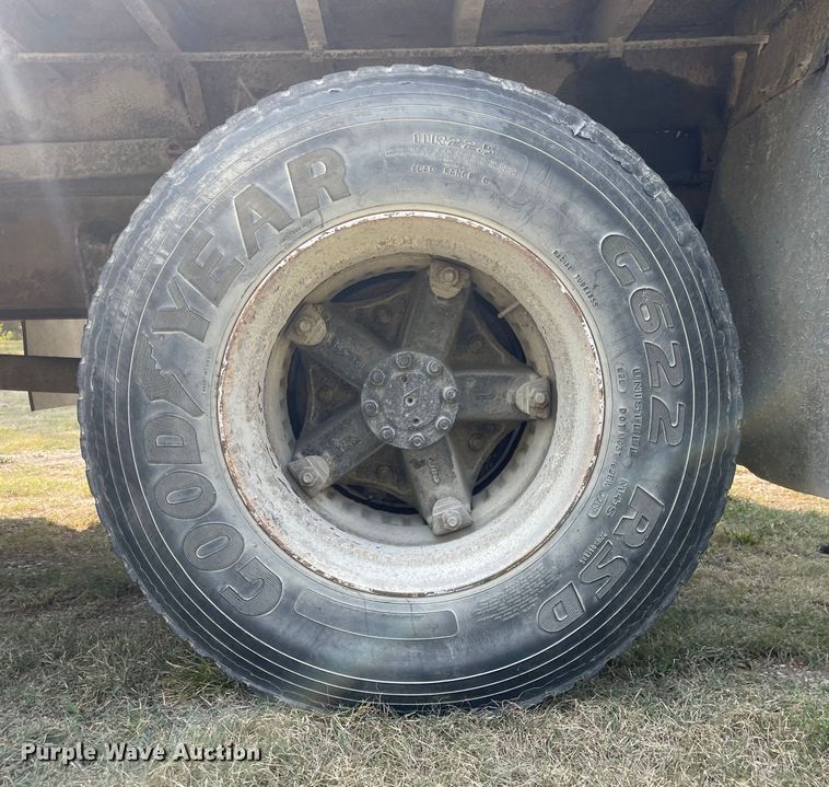 image for item MU9262 1998 International 4900  dump truck