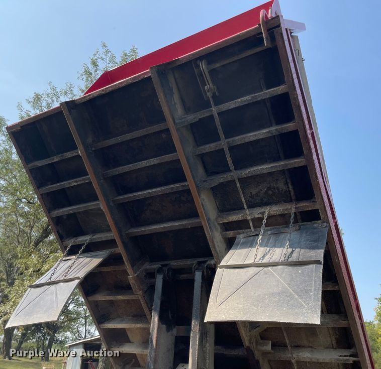 image for item MU9262 1998 International 4900  dump truck