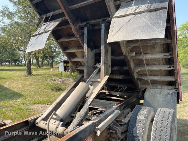 image for item MU9262 1998 International 4900  dump truck