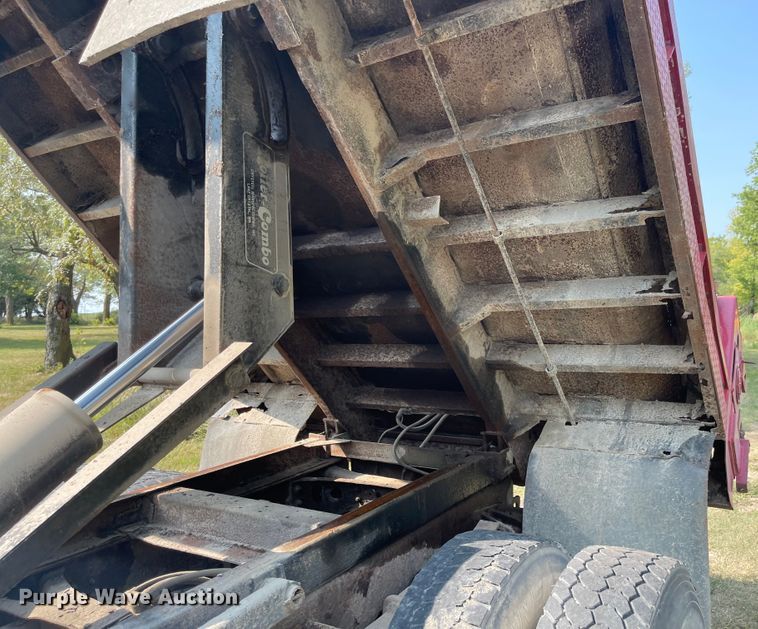 image for item MU9262 1998 International 4900  dump truck