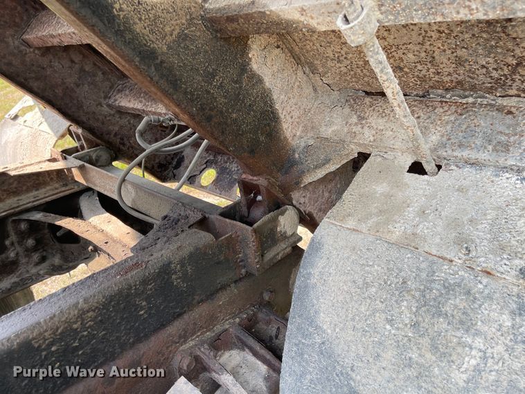 image for item MU9262 1998 International 4900  dump truck