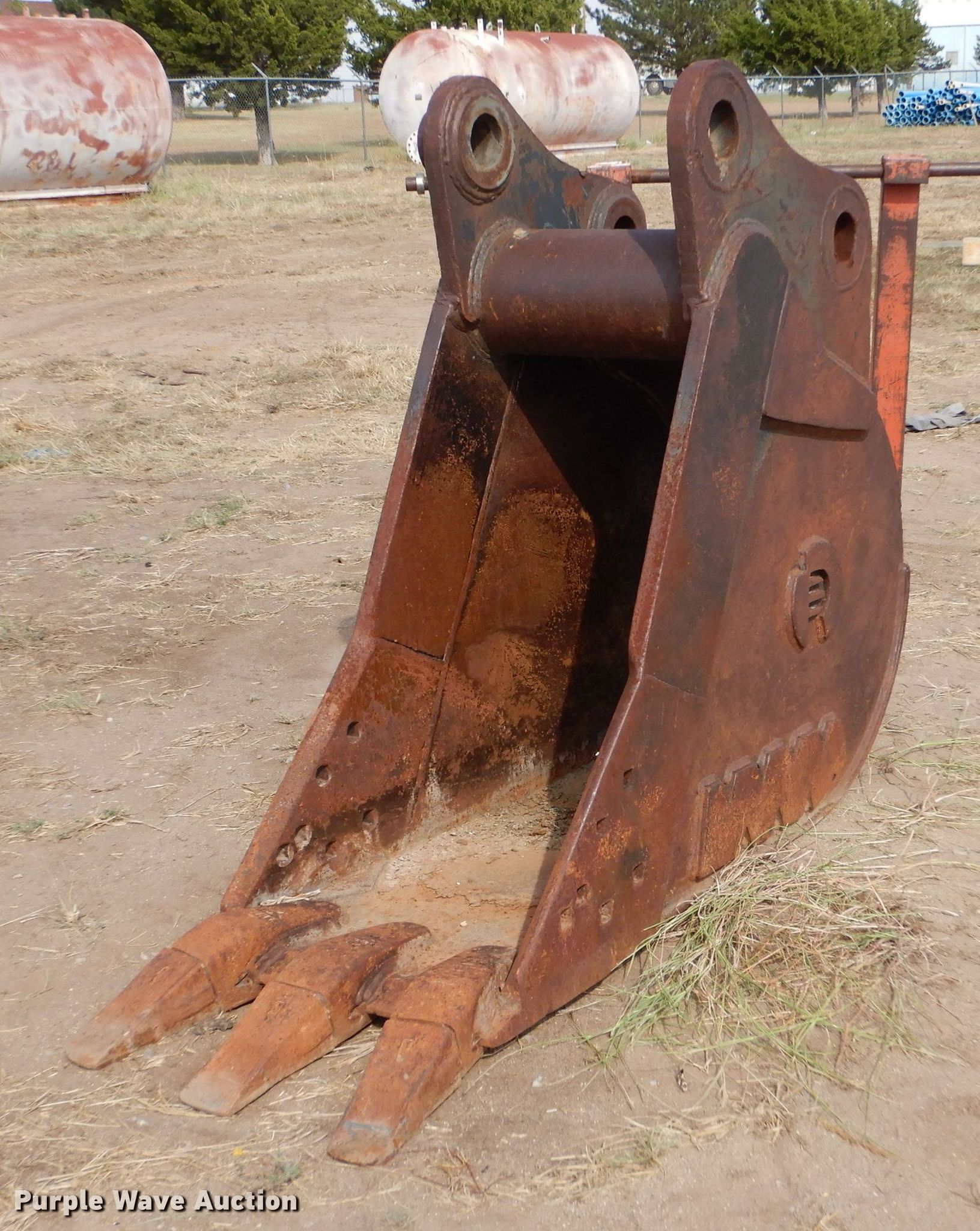 Excavator bucket in Woodward, OK Item LU9595 sold Purple Wave