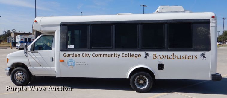 image for item DM2512 1998 Ford E450  shuttle bus