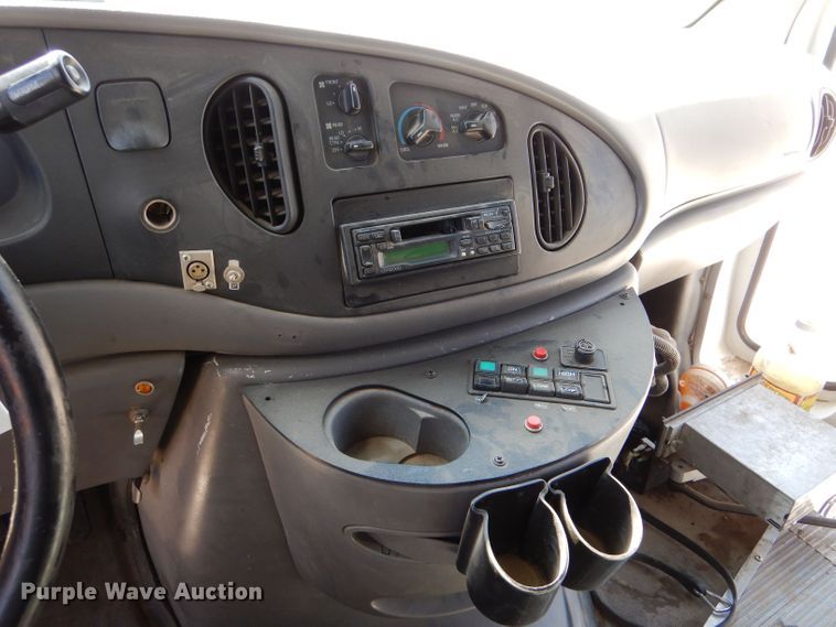 image for item DM2512 1998 Ford E450  shuttle bus