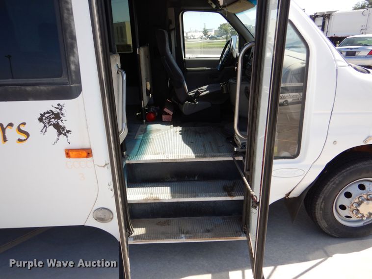 image for item DM2512 1998 Ford E450  shuttle bus