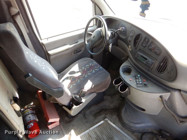 image for item DM2512 1998 Ford E450  shuttle bus