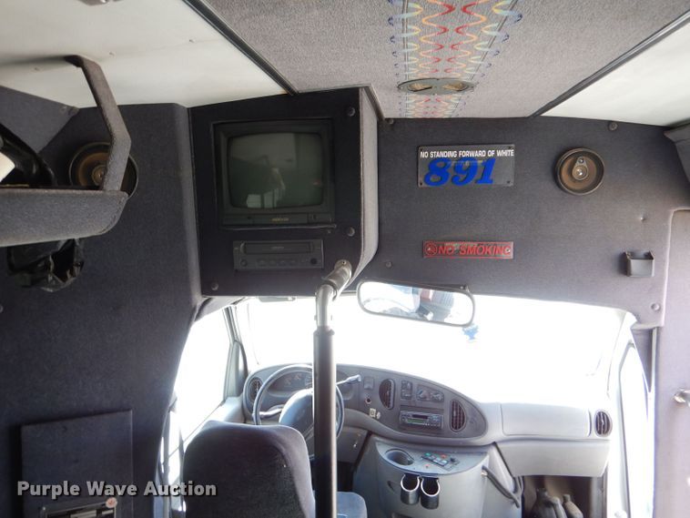 image for item DM2512 1998 Ford E450  shuttle bus