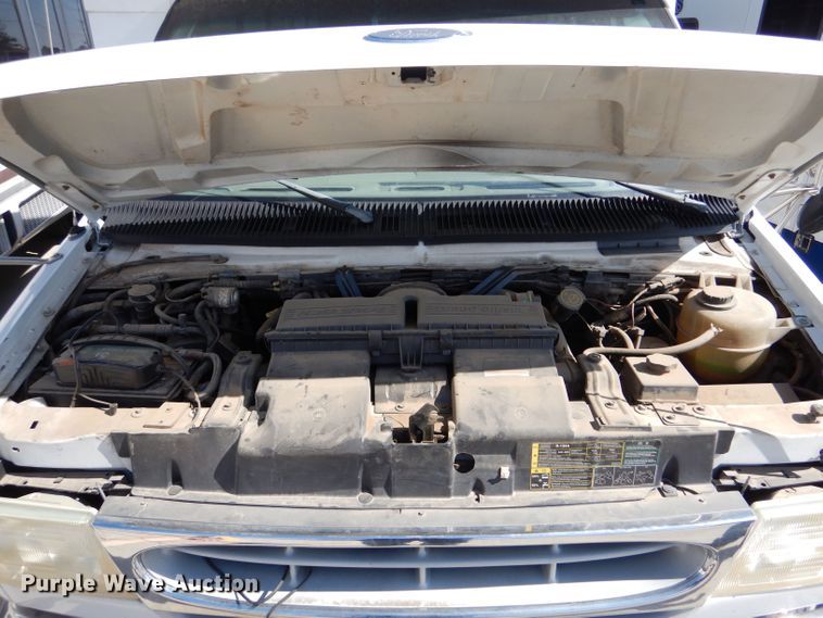 image for item DM2512 1998 Ford E450  shuttle bus