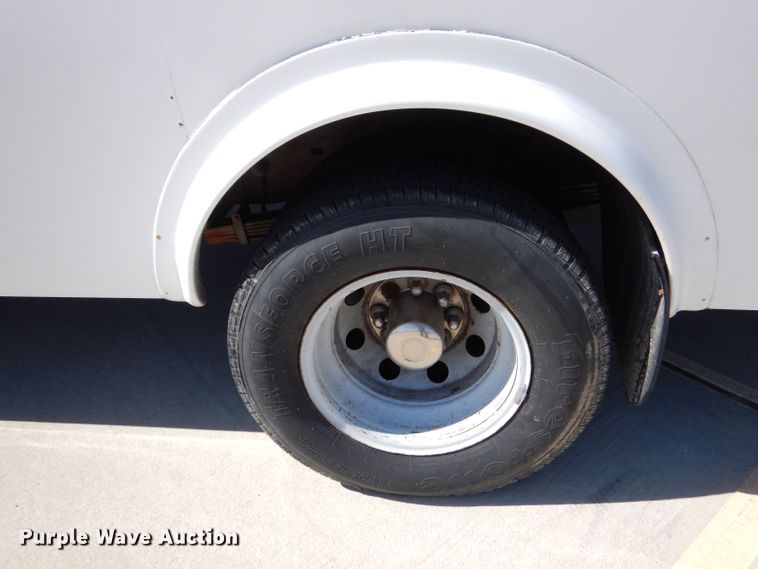 image for item DM2512 1998 Ford E450  shuttle bus