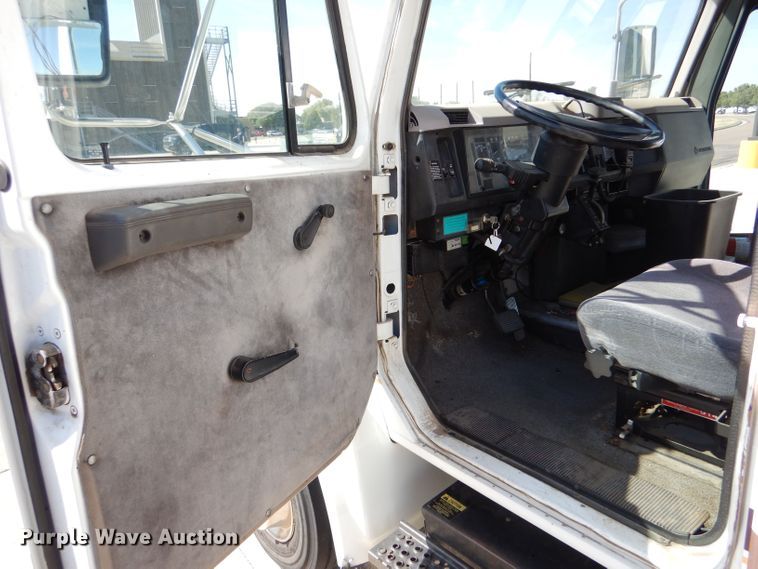 image for item DM2513 1998 International Navistar 3400  bus