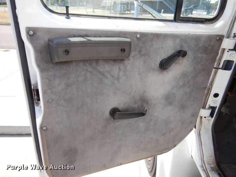 image for item DM2513 1998 International Navistar 3400  bus