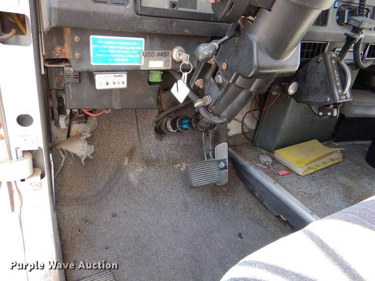 image for item DM2513 1998 International Navistar 3400  bus