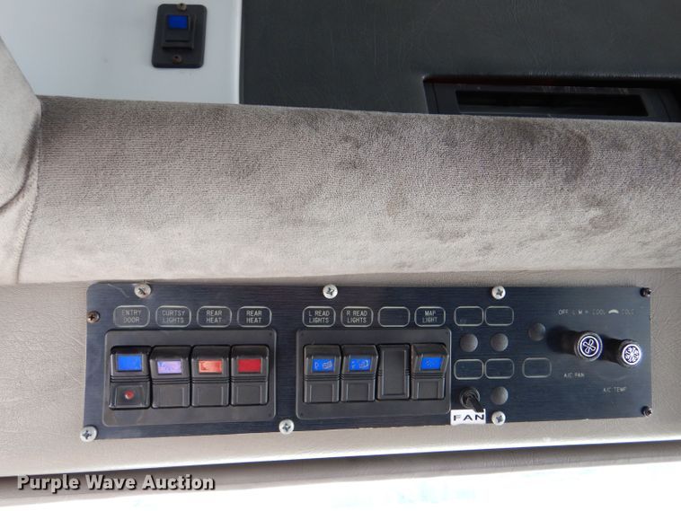 image for item DM2513 1998 International Navistar 3400  bus