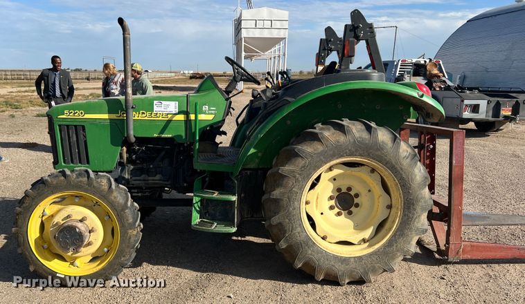 image for item DO8743 2004 John Deere 5220  MFWD tractor