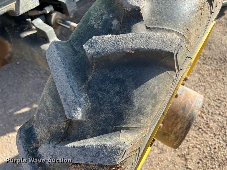 image for item DO8743 2004 John Deere 5220  MFWD tractor