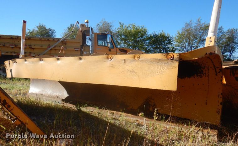 image for item DP0342 2005 International 7400  dump truck