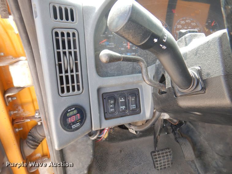 image for item DP0342 2005 International 7400  dump truck