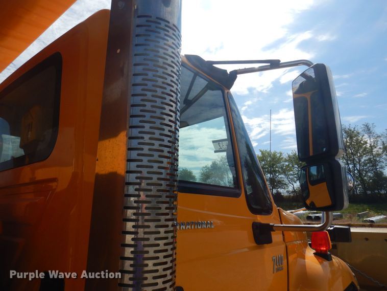 image for item DP0347 2006 International 7400  dump truck