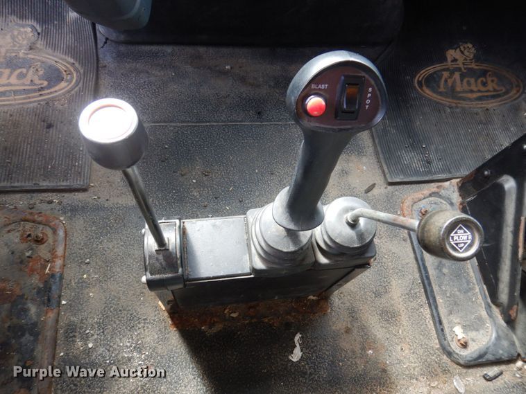 image for item DP0347 2006 International 7400  dump truck