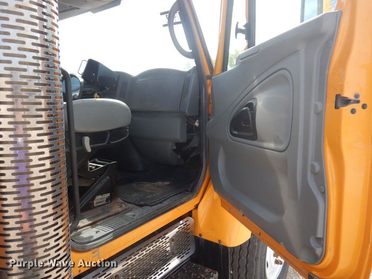 image for item DP0347 2006 International 7400  dump truck