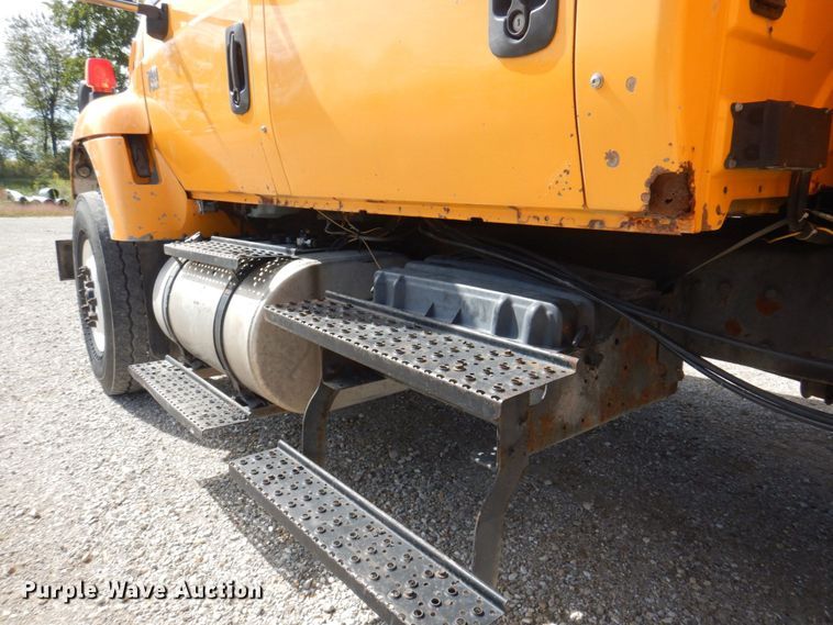 image for item DP0352 2005 International 7400  Crew Cab dump truck