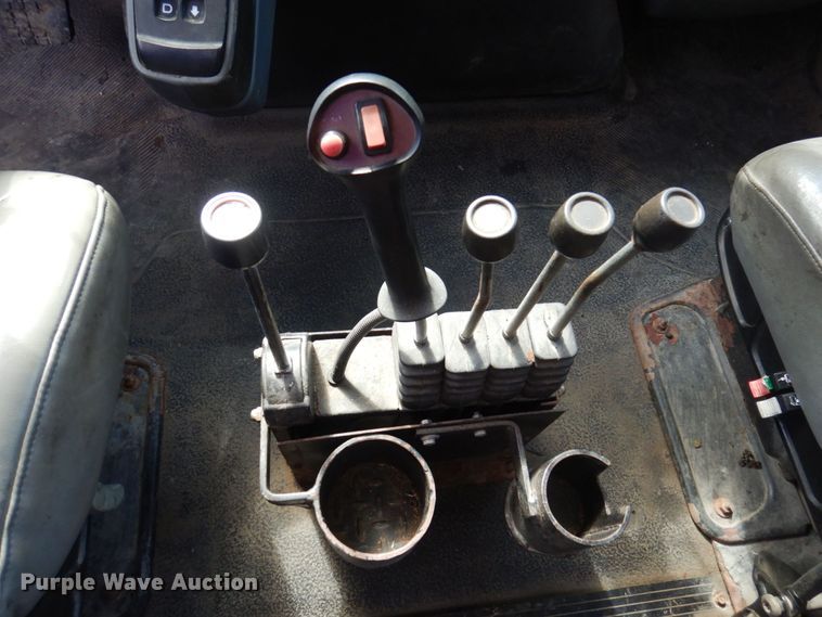 image for item DP0352 2005 International 7400  Crew Cab dump truck