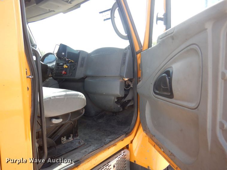 image for item DP0352 2005 International 7400  Crew Cab dump truck