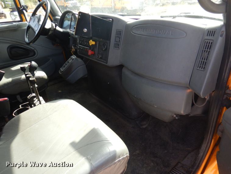 image for item DP0352 2005 International 7400  Crew Cab dump truck