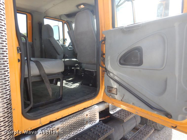 image for item DP0352 2005 International 7400  Crew Cab dump truck