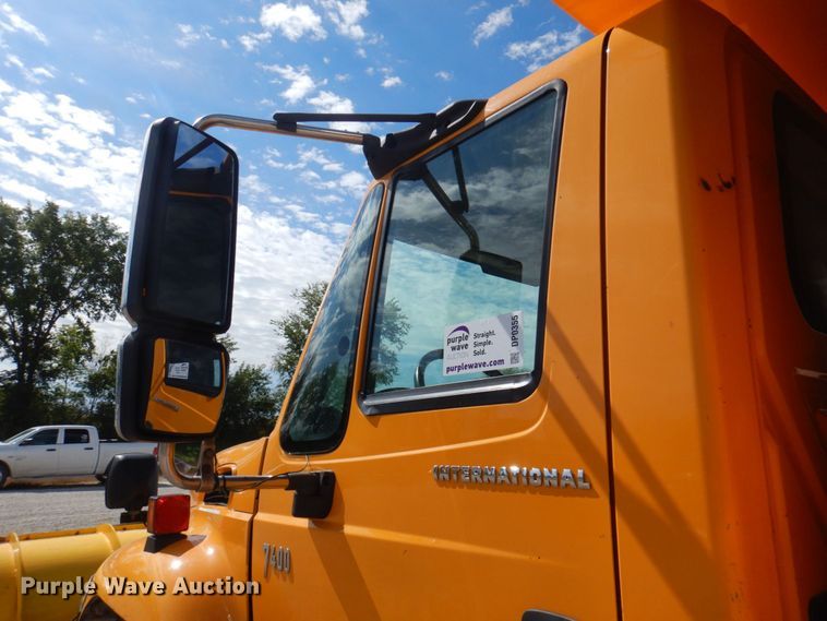 image for item DP0355 2006 International 7400  dump truck