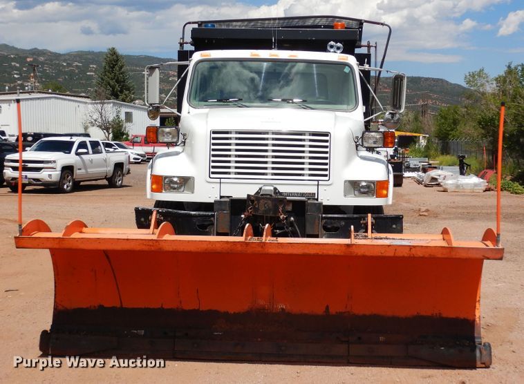 image for item DR1330 2000 International 4800  spreader truck