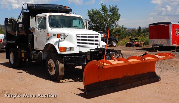 image for item DR1330 2000 International 4800  spreader truck