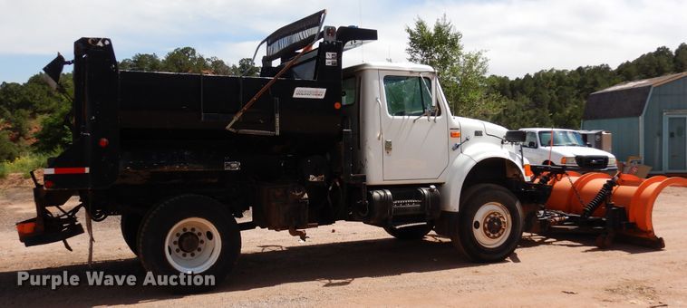 image for item DR1330 2000 International 4800  spreader truck