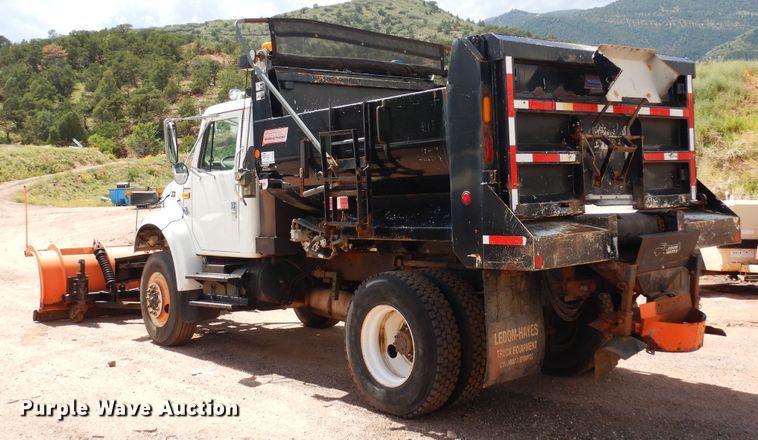 image for item DR1330 2000 International 4800  spreader truck