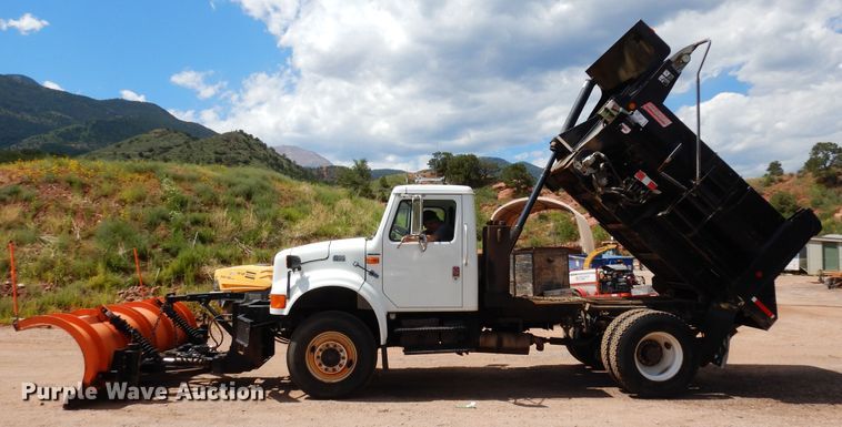 image for item DR1330 2000 International 4800  spreader truck