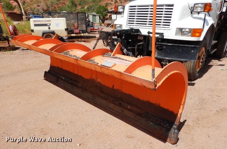 image for item DR1330 2000 International 4800  spreader truck