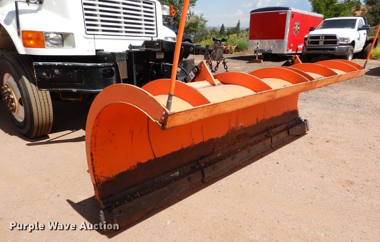 image for item DR1330 2000 International 4800  spreader truck