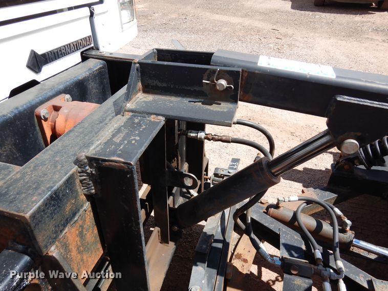 image for item DR1330 2000 International 4800  spreader truck