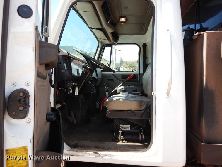 image for item DR1330 2000 International 4800  spreader truck