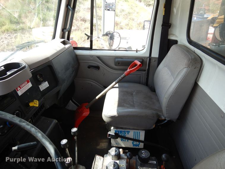 image for item DR1330 2000 International 4800  spreader truck