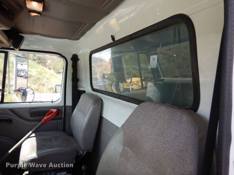 image for item DR1330 2000 International 4800  spreader truck