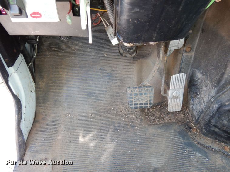 image for item DR1330 2000 International 4800  spreader truck