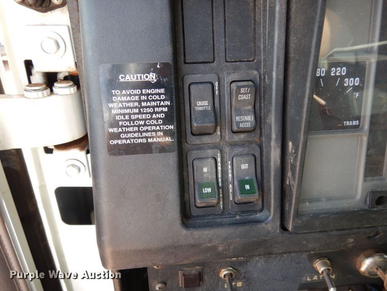 image for item DR1330 2000 International 4800  spreader truck