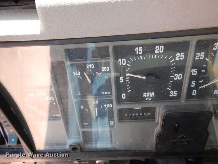 image for item DR1330 2000 International 4800  spreader truck