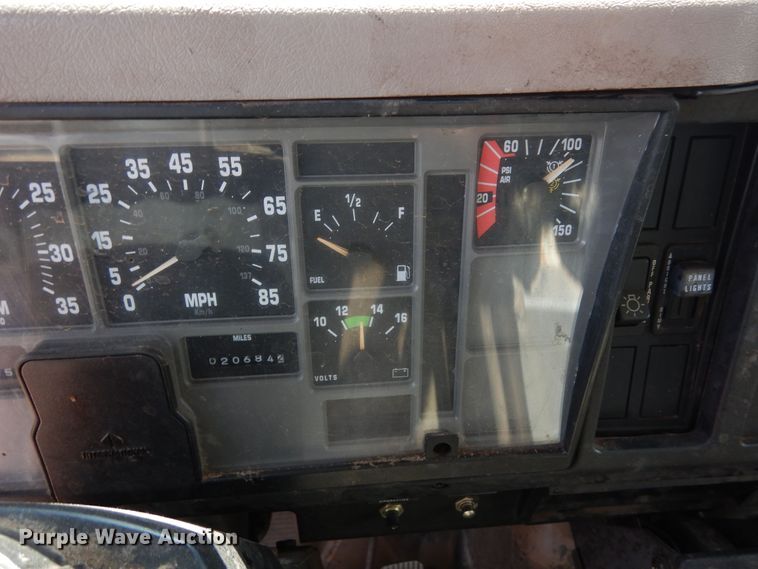 image for item DR1330 2000 International 4800  spreader truck